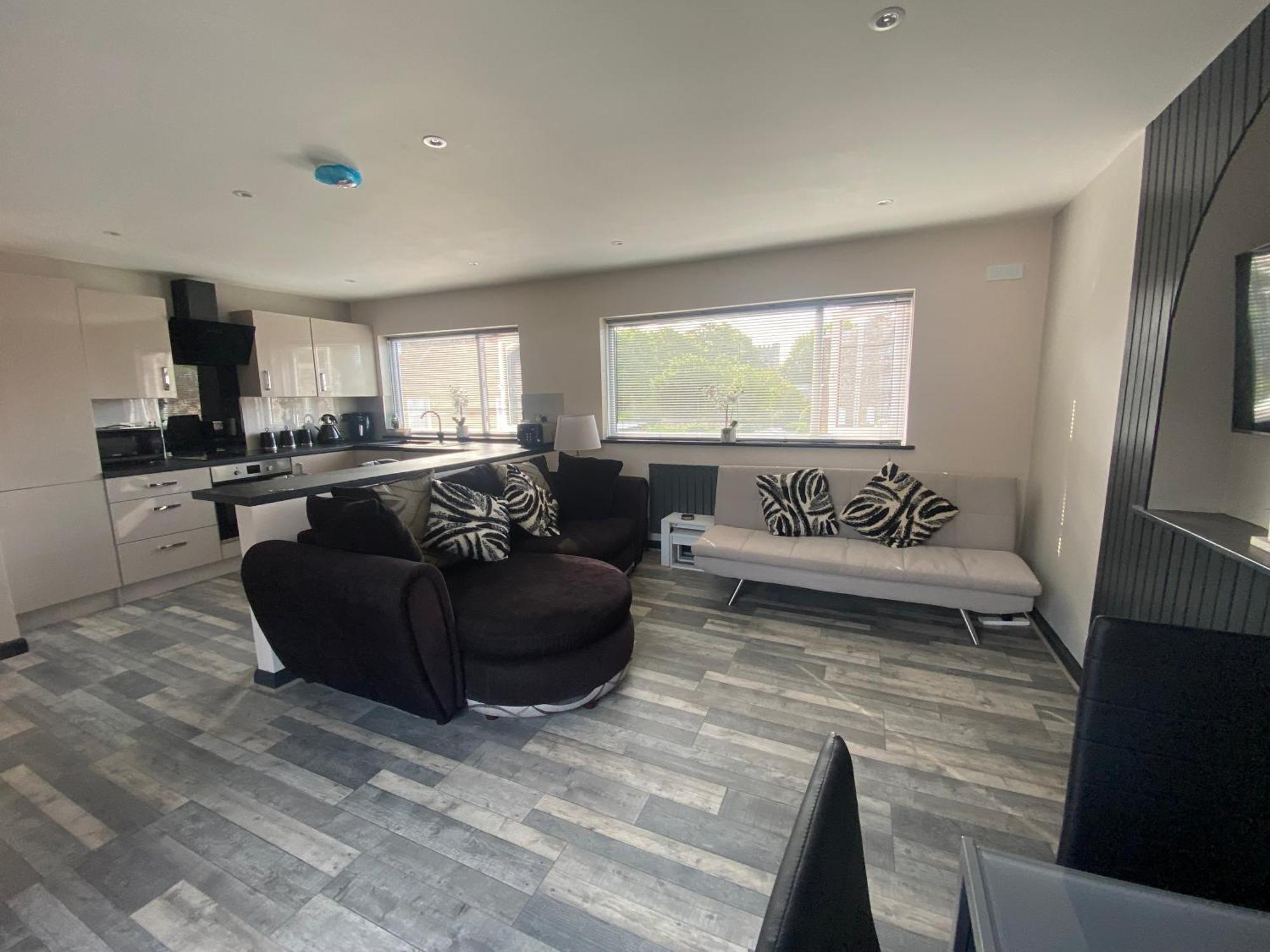 Апартаменты Rivendell Spacious Two Bedroom 1st Floor Flat Бродстейрс