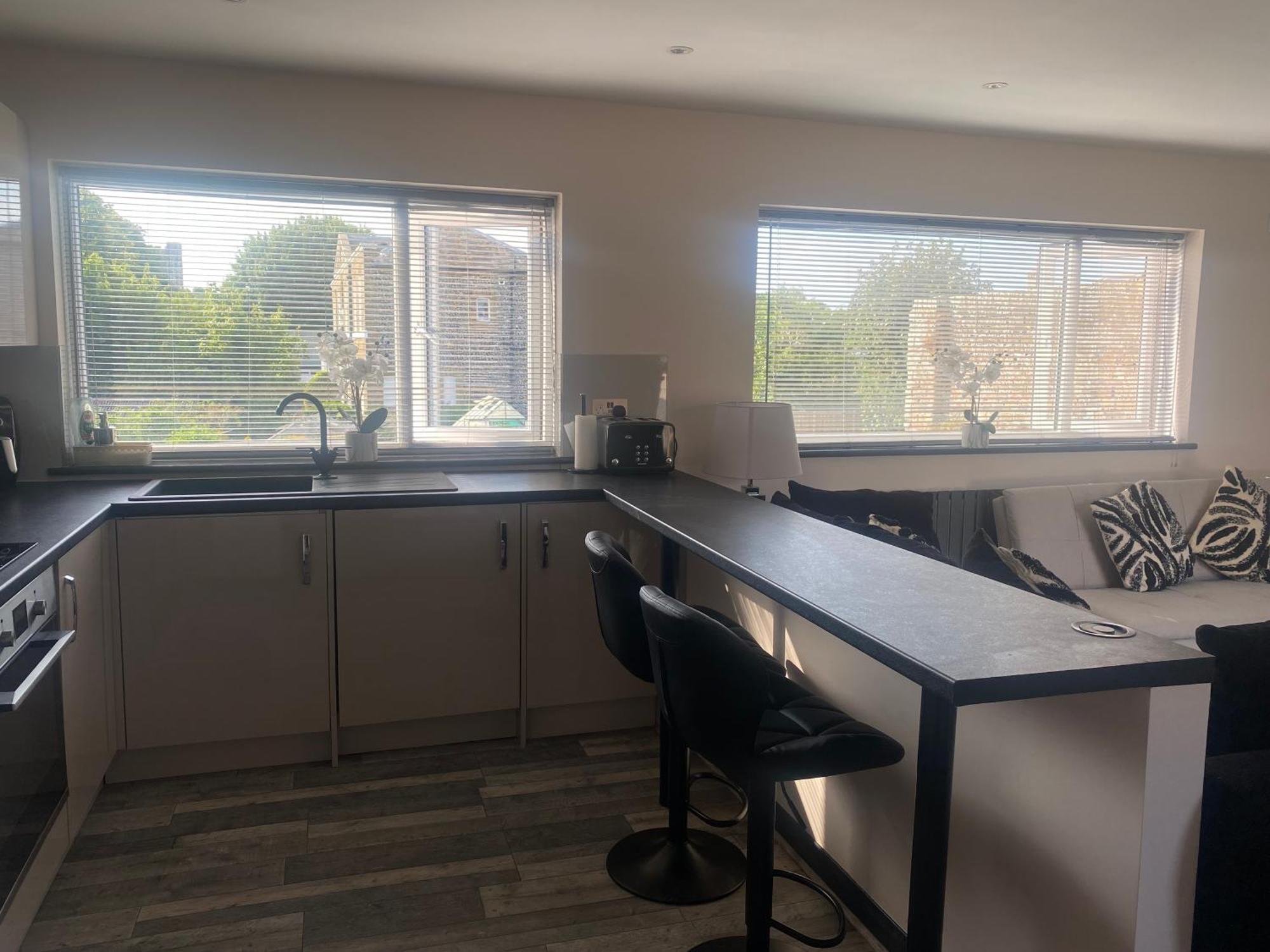 Rivendell Spacious Two Bedroom 1st Floor Flat *