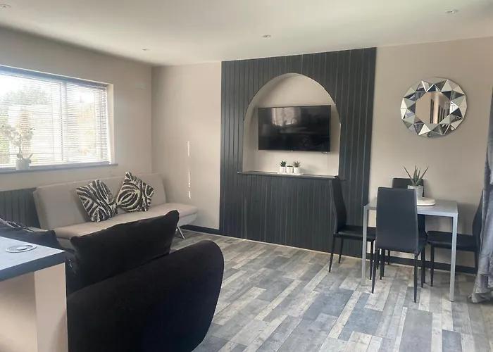 Rivendell Spacious Two Bedroom 1St Floor Flat