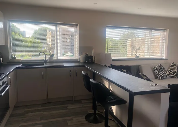 Rivendell Spacious Two Bedroom 1St Floor Flat
