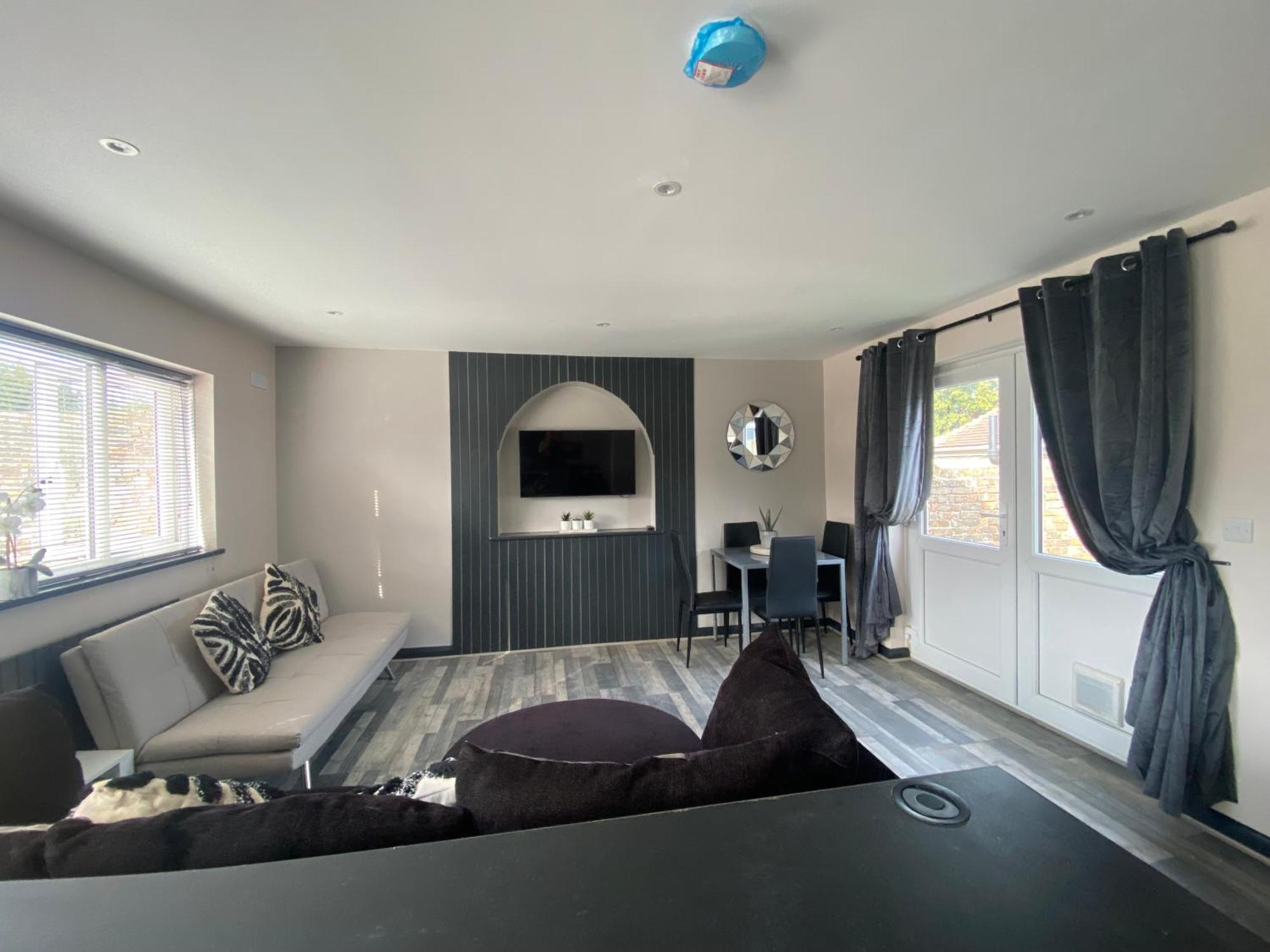 Rivendell Spacious Two Bedroom 1st Floor Flat Apartment